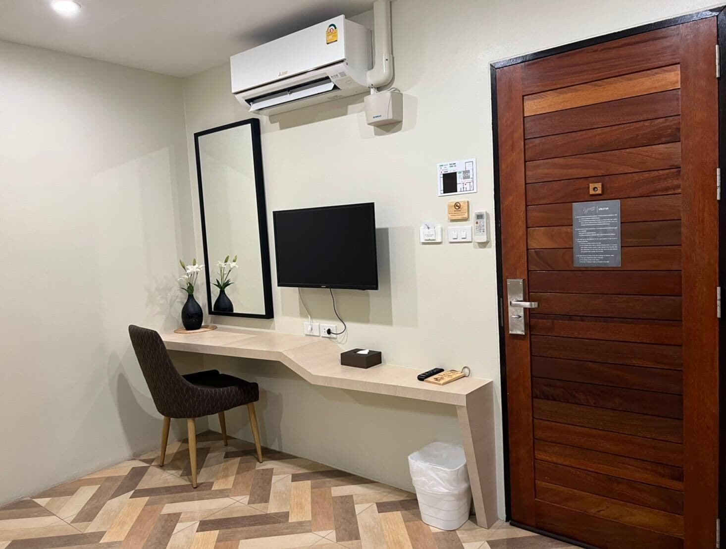 Standard Double Room, 1 Queen Bed, Non Smoking, Refrigerator | Living area | 32-inch Smart TV with cable channels