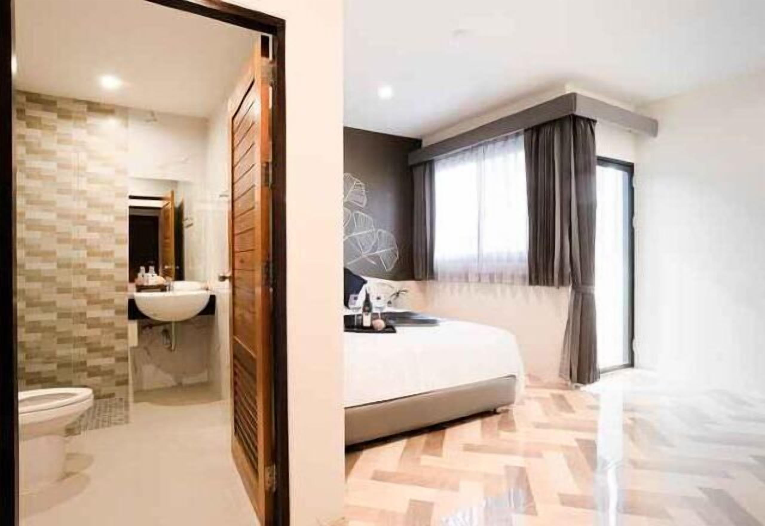 Premium bedding, Tempur-Pedic beds, desk, blackout drapes