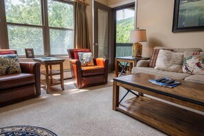 Een televisie, een open haard en een kantoor