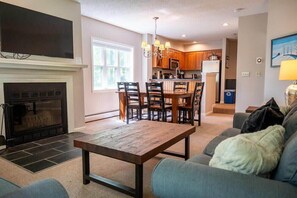 TV, peis, bøker og kontorer