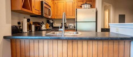 Frigorifero, microonde, forno, piano cottura