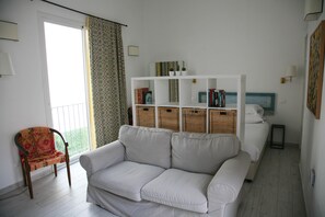 Comfort-Apartment | Wohnbereich | 32-Zoll-Smart-TV mit Digitalempfang