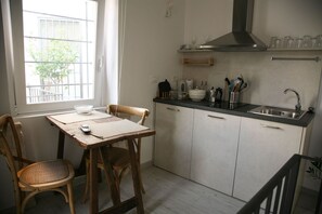 Alloggio Comfort su due livelli | Cucina privata | Mini-frigorifero, piano cottura, bollitore elettrico