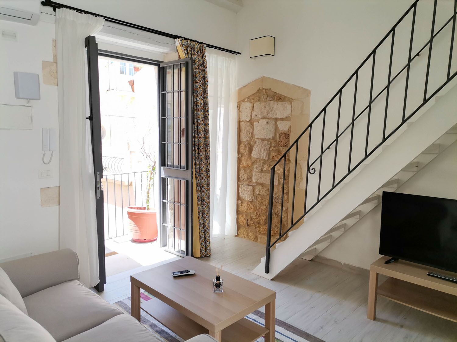 舒適公寓客房 | 客廳 | 32 吋智能電視連數碼電視頻道