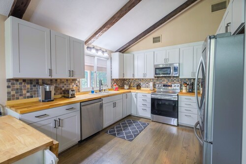 Relax in this serene, spacious home near Downtown Blacksburg, perfect for up to 10 guests year-round