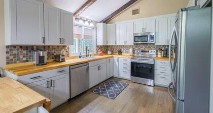 Relax in this serene, spacious home near Downtown Blacksburg, perfect for up to 10 guests year-round