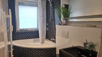 Haartrockner, Handtücher, Seife, Shampoo