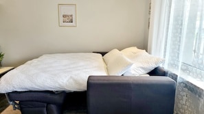 1 habitación, tabla de planchar con plancha y cuna de viaje
