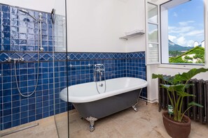 Deluxe Apartment | Bathroom | Hair dryer, towels - Podenhaus (Bad Aussee)