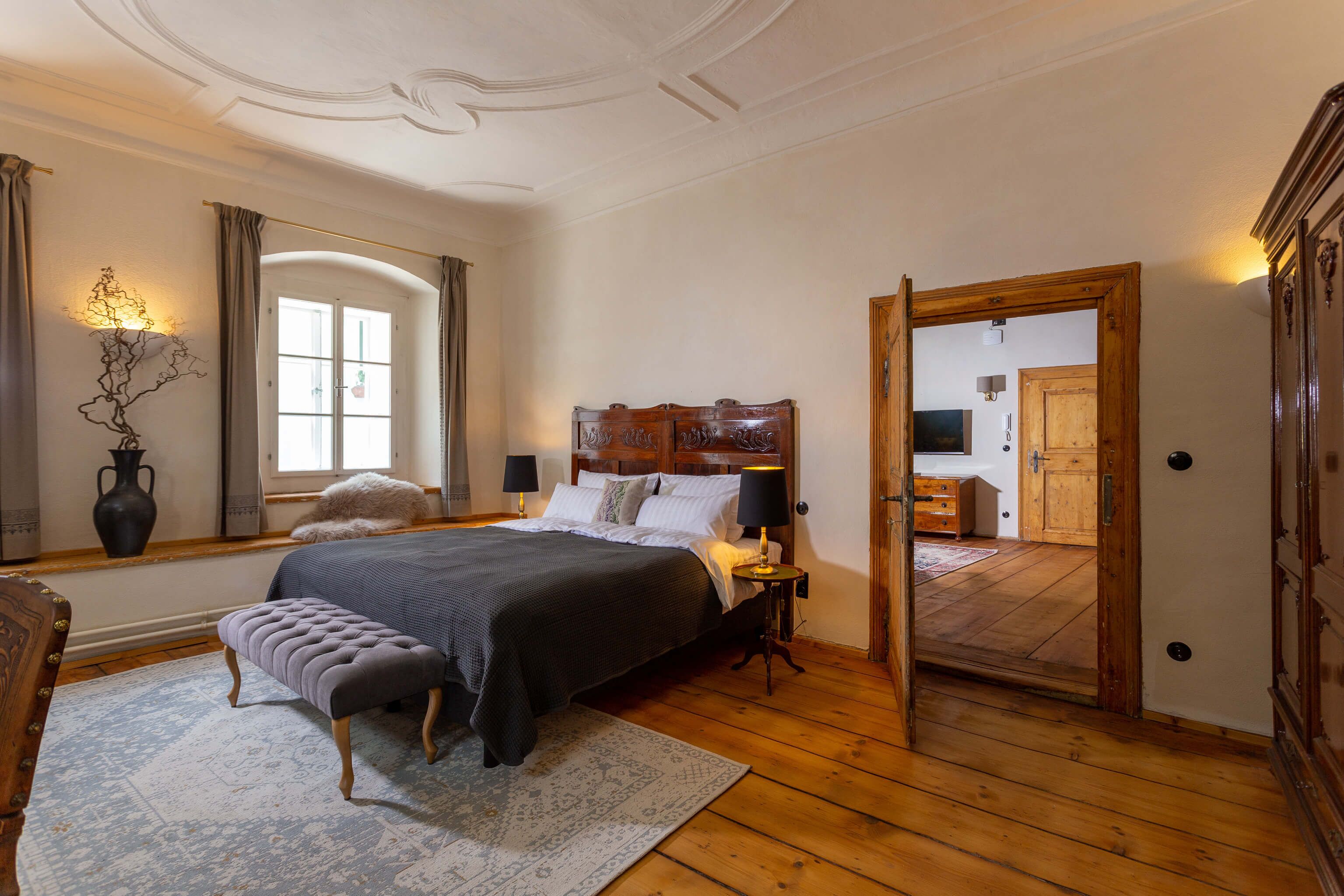 ستائر تعتيم ومكواة/لوح كي وواي فاي مجانًا وملاءات أسرّة