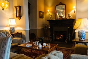 42-inch Smart TV with satellite channels, Netflix, streaming services - Lake Country House Hotel & Spa (Llangammarch Wells)