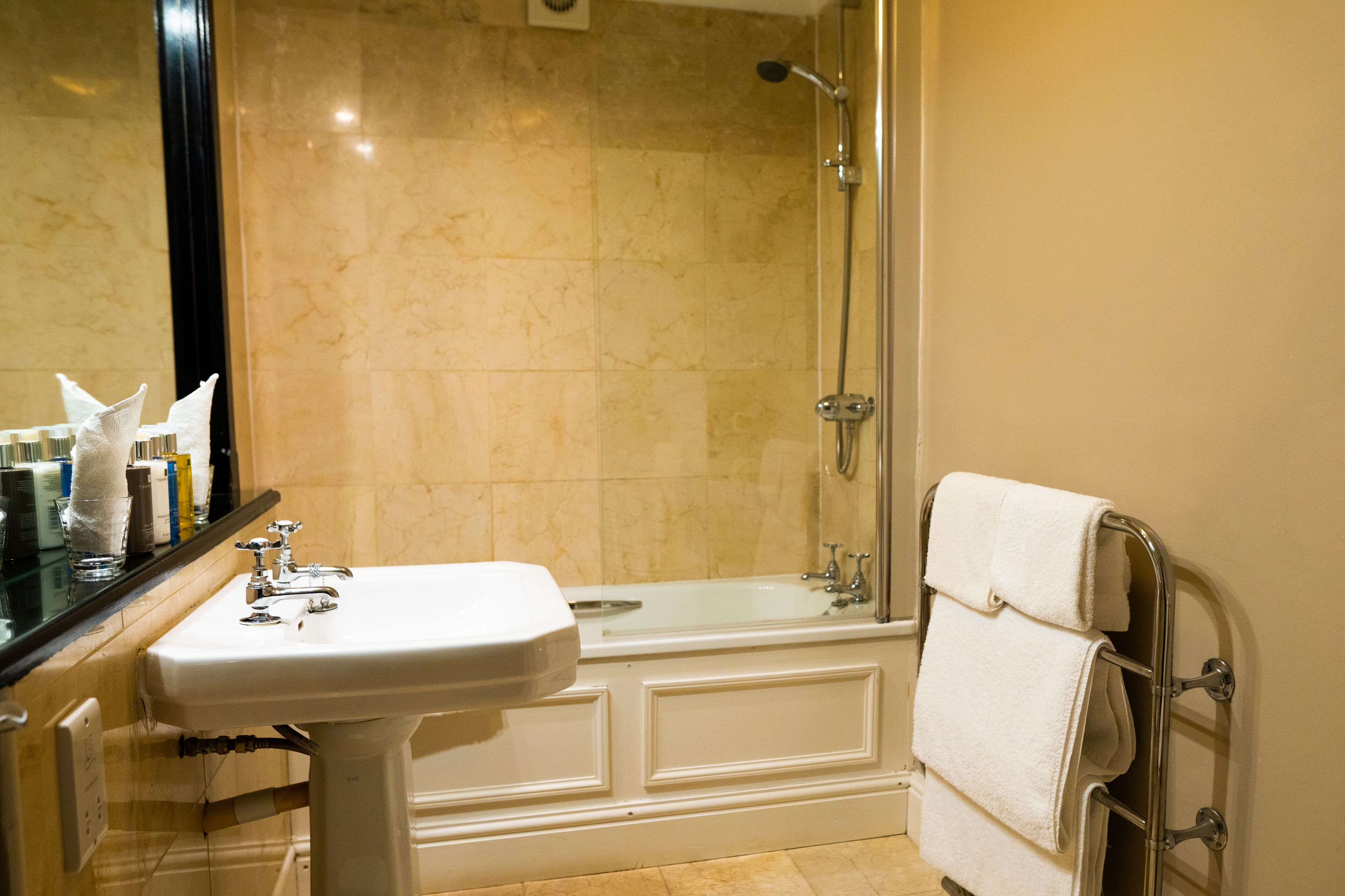 Une salle de bain avec un lavabo, une baignoire et une douche.