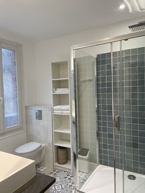 シャワー、バスアメニティ (無料)、ヘアドライヤー、タオル