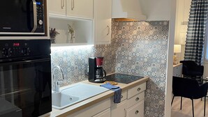 Wasserkocher mit Kaffee-/Teezubehör, Kühlschrank, Mikrowelle, Ofen