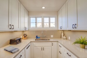 Fridge, microwave, oven, stovetop - Driftwood Getaway! South Mission Beach (San Diego)