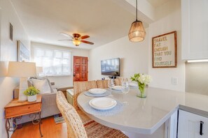 Interior - Driftwood Getaway! South Mission Beach (San Diego)