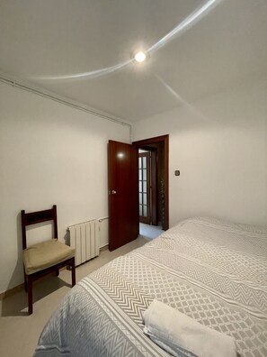 3 bedrooms, desk, iron/ironing board, WiFi