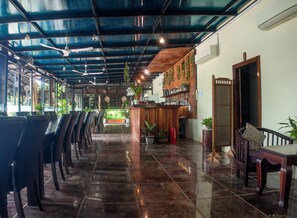 Free buffet breakfast on weekends  - Lodge Moni Essara Kompot (Kampot)