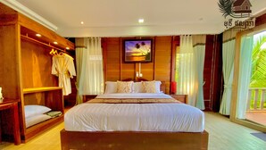 A bedroom with a large bed, wooden headboard, a wardrobe, and a view of the outdoors. - Lodge Moni Essara Kompot (Kampot)