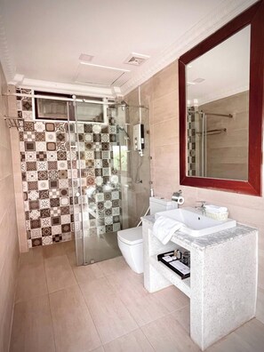 Đồ dùng nhà tắm miễn phí, máy sấy tóc, áo choàng tắm