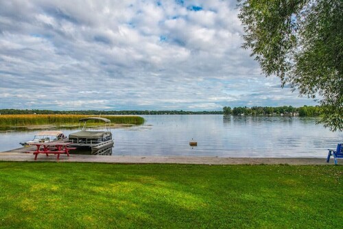 Lakeside Living: *BBQ Fun, Boat Deck & Playground*