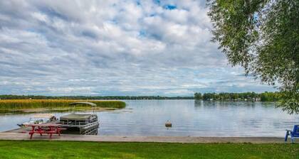 Lakeside Living: *BBQ Fun, Boat Deck & Playground*