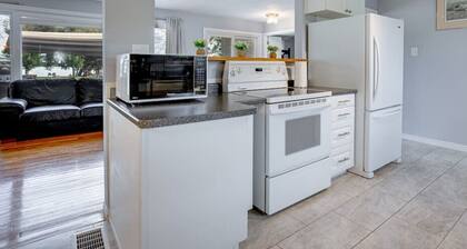 Lakeside Living: *BBQ Fun, Boat Deck & Playground*