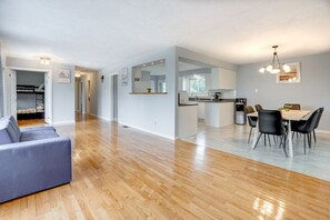 Interior - Lakeside Living: *BBQ Fun, Boat Deck & Playground* (Ennismore)