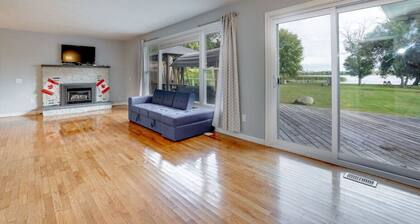 Lakeside Living: *BBQ Fun, Boat Deck & Playground*