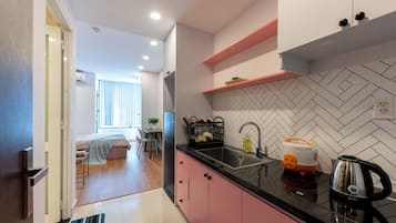 City studio | Privékeuken | Een koelkast, een microgolfoven, een kookplaat, een rijstkoker