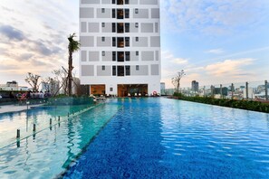 Outdoor pool - RIVERGATE apartment infinity pool & Gym  (Ho Chi Minh City)
