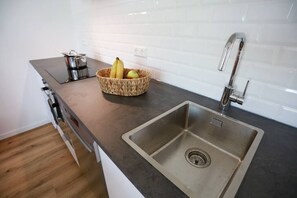 Kylskåp, mikrovågsugn, ugn och spishäll
