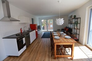 Kühlschrank, Mikrowelle, Ofen, Herdplatte