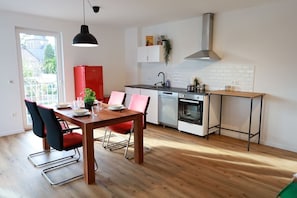Fridge, microwave, oven, stovetop - Apartment "New York" 91m² |Cologne|Messe|Phantasialand|Bonn (Erftstadt)