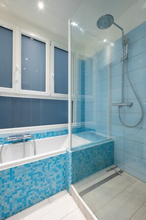 Bañera, secador de pelo y toallas