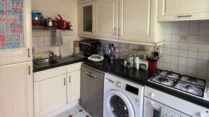 Apartamento básico, varias camas | Cocina privada | Frigorífico, microondas, horno y placa de cocina