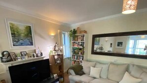 Apartamento básico, varias camas | Interior