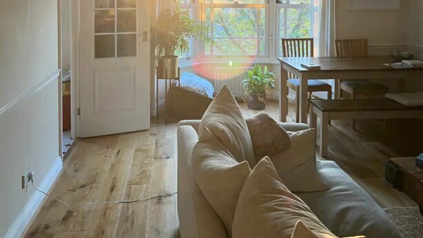 Apartamento básico, varias camas | Zona de estar | Una televisión