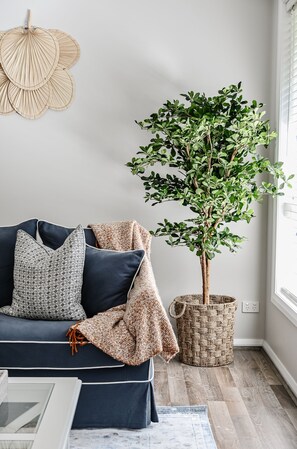 Living area - "Escape to The Corner Cottage: A Charming Hamptons-inspired Haven  (Moss Vale)