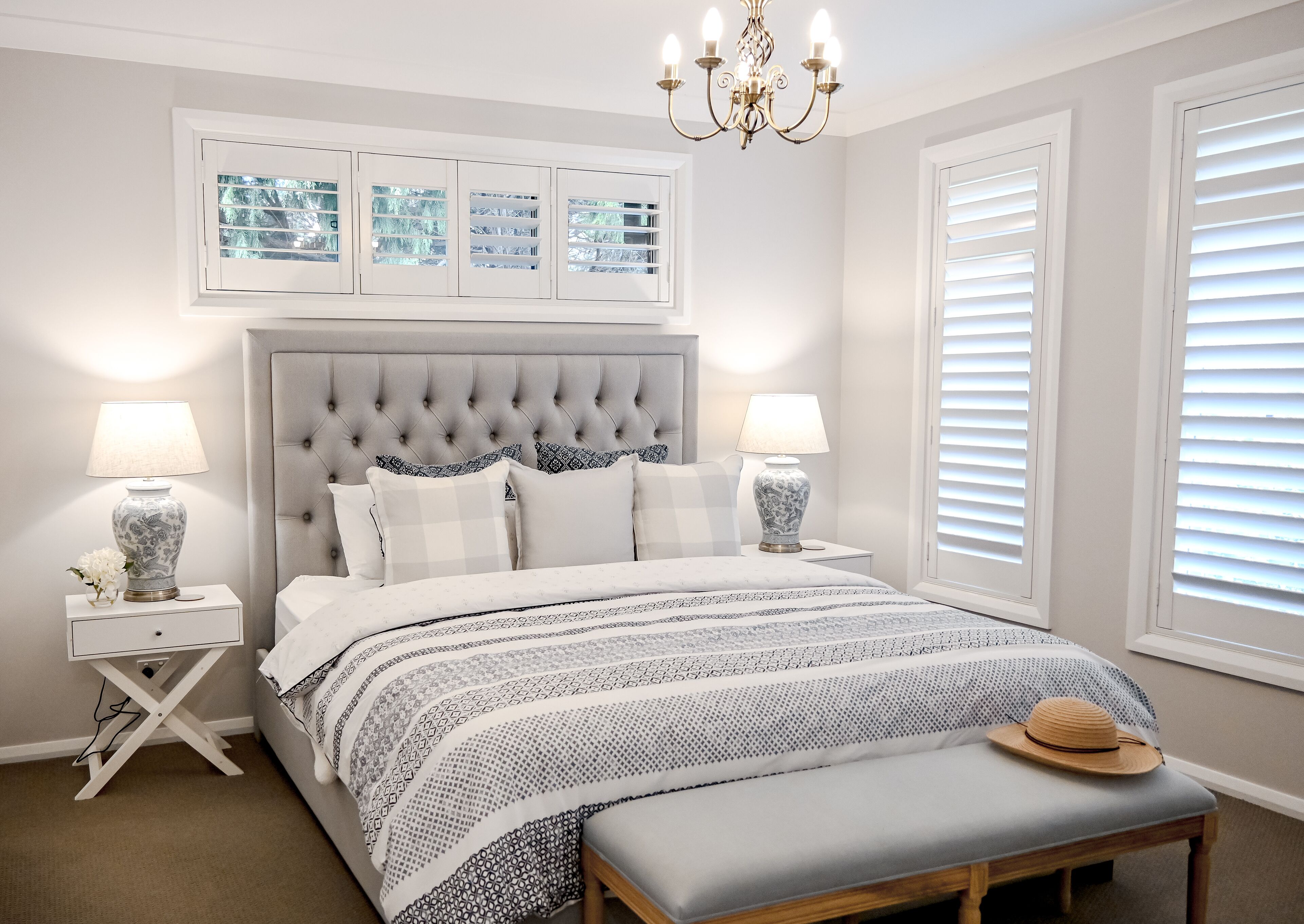 4 عدّة غرف نوم ومكواة/لوح كي وواي فاي وملاءات أسرّة