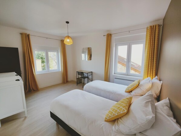 Een strijkplank/strijkijzer, reisbedje, gratis wifi, beddengoed