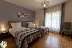 Fer et planche à repasser, lit parapluie, Wi-Fi gratuit, draps fournis