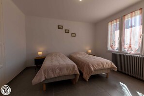 Iron/ironing board, travel cot, free WiFi