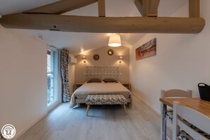 Een strijkplank/strijkijzer, reisbedje, gratis wifi, beddengoed