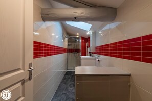 Een douche, handdoeken