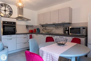 Microonde, forno, lavastoviglie, seggiolone