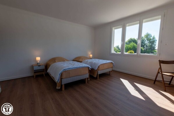 Travel cot, free WiFi