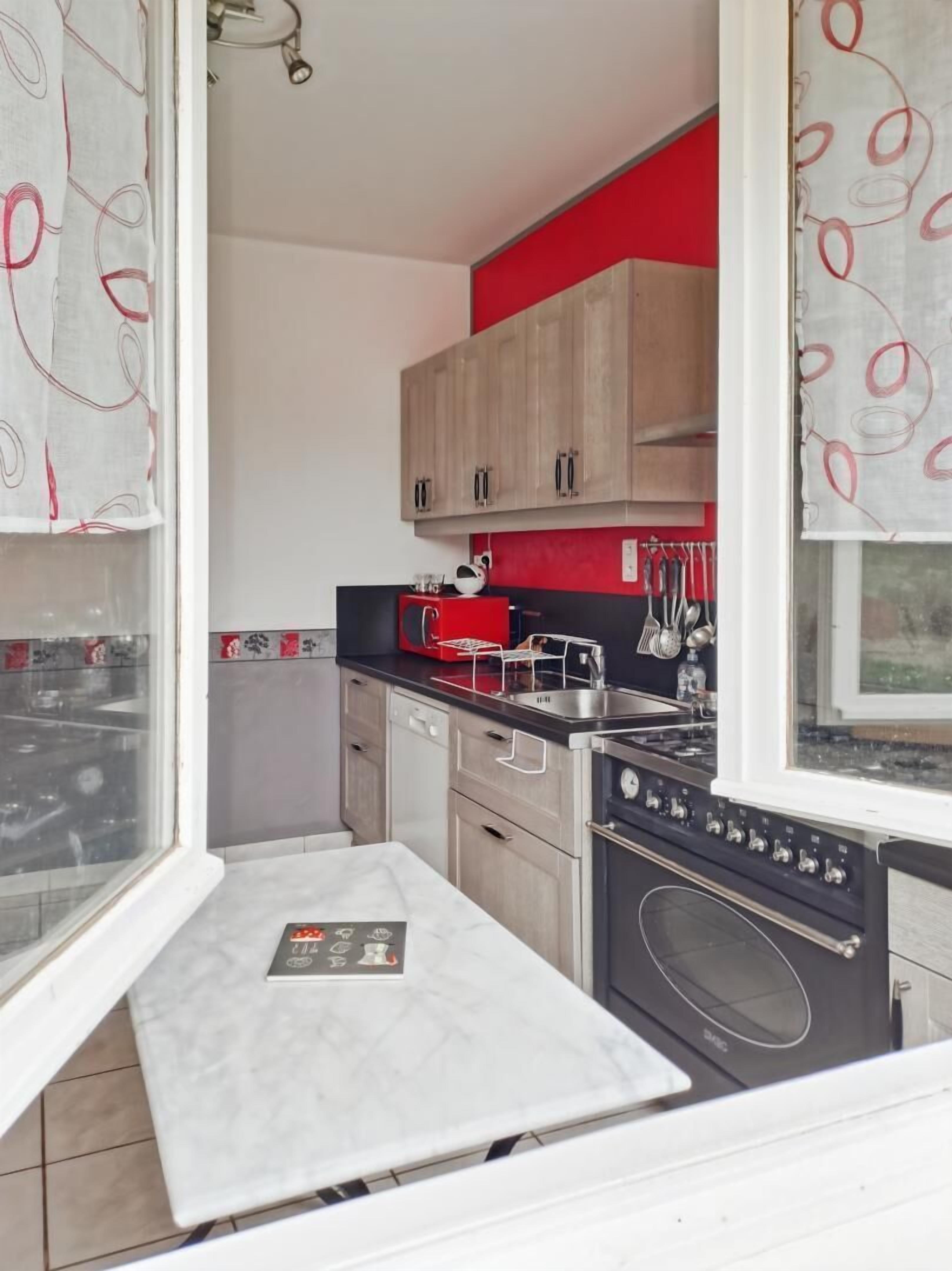 Mikrovågsugn, ugn, diskmaskin och barnstol