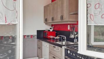 Een microgolfoven, een oven, een vaatwasser, een kinderstoel