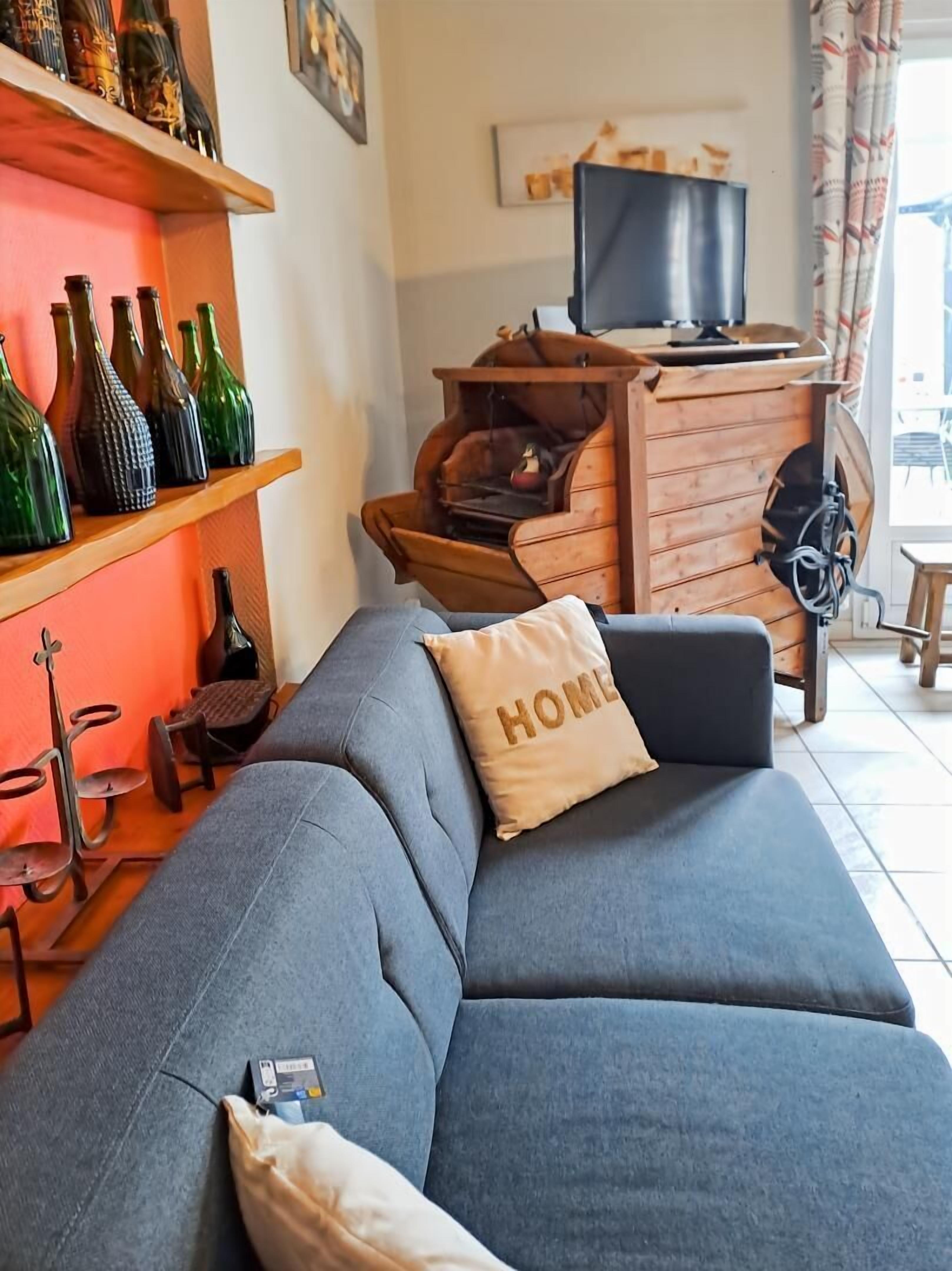 Una televisión, una chimenea